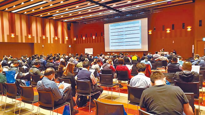 2023台南自动化机械暨智慧制造展，将于4月20日至24日在大臺南会展中心举行，主展区及特展区全部额满；图为大会于16日举行展前说明会，参展厂商出席踊跃。图／叶圳辙