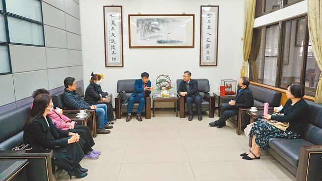 台北市旅馆公会理事长韦建华（中左）拜会中央警察大学教授蔡田木（中右），就成立「住宿产业联合徵信中心」之可行性进行深度讨论。图／公会提供