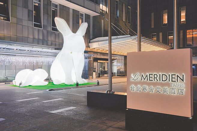 為了響應「光源台北」台灣燈會在台北，台北寒舍艾美酒店特別與澳洲藝術家Amanda Parer合作，借展其作品《Intrude》中的兩隻大型白兔燈飾。圖／台北寒舍艾美酒店提供