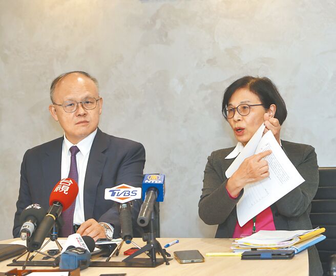 行政院经贸谈判办公室17日举办「台美21世纪贸易倡议谈判会后背景说明会」，政务委员邓振中（左）及副总谈判代表杨珍妮（右）出席说明本次谈判过程与成果。（陈怡诚摄）