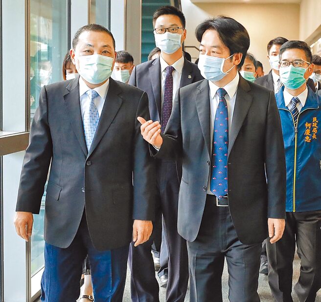 台灣民意基金會、TVBS昨都公布2024選舉藍綠人選民調，副總統賴清德（前右）與新北市長侯友宜（左）互有領先，圖為2020年10月27日兩人共同出席「109年資深績優村里長及民政人員表揚大會」。（總統府提供）