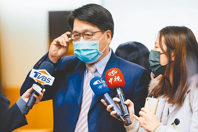 台湾民意基金会17日公布最新民调，行政院长苏贞昌内阁不满意度达五成七，三成六基本上满意，换算成人口数，不满意者比满意者多405万人左右，台湾民意基金会董事长游盈隆（中）表示，这是苏内阁成立四年来最艰困、人民最火大的时刻。（郭吉铨摄）