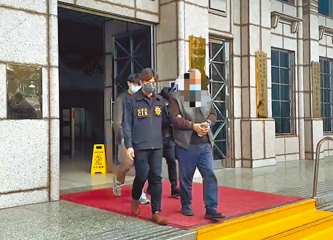 刑事局南部打擊犯罪中心去年9至12月間，陸續查獲柬埔寨詐團主嫌綽號「大胖」29歲黃姓男子以及在台幹部28歲楊姓、38歲黃姓女子等12人，全案依妨害自由、人口販運防制法等罪嫌移送台南地檢署偵辦。圖為黃姓男子遭警方逮捕，送至地檢署偵訊。（翻攝照片／崔正綱高雄傳真）