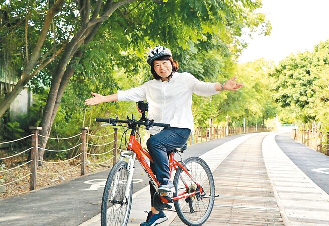 嘉义市长黄敏惠骑上自行车，用嘟嘟好的速度畅游嘉义市好风光。（嘉义市政府提供／廖素慧嘉市传真）