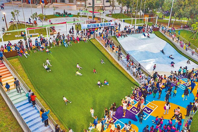 KANO園區大滑草場，親子共遊樂無比。（嘉義市政府提供／廖素慧嘉市傳真）