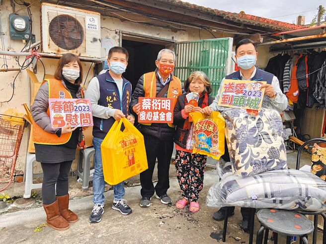蔡衍明爱心基金会17日与宜兰县头城镇代表会主席杨碧村（右一）、代表纪苍华（左二）送爱到头城，让50户弱势家庭过好年。（吴佩蓉摄）