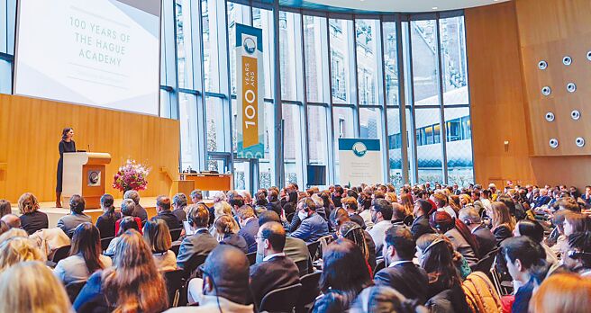 德国外交部长贝尔伯克16日出访荷兰，并在海牙国际法学院发表演说，呼吁成立国际特别法庭，审理俄罗斯侵略乌克兰的罪行。（摘自德国外交部官方推特）