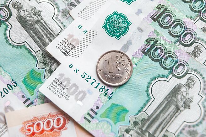 莫斯科交易所在俄罗斯首次推出以人民币结算的交易所交易基金。图为俄罗斯卢布纸币和硬币。（新华社）