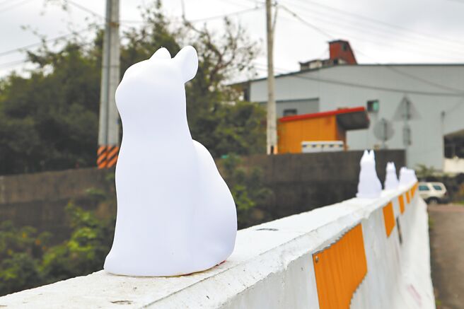 适逢兔年到来，宝山乡公所打造兔子主灯及河堤周边灯饰布置，与元宵节相呼应。（邱立雅摄）