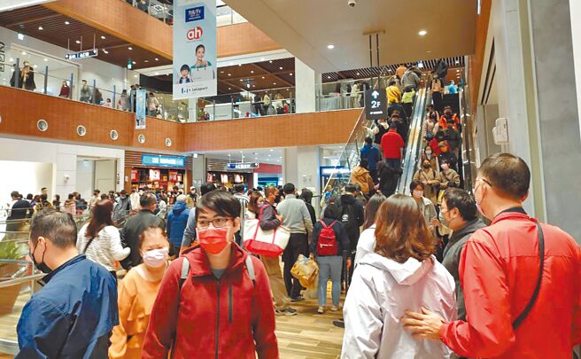 位于台中市东区的三井LaLaport南馆17日上午11时开幕试营运，11时未到就吸引大批民眾前来排队等待，开馆后人潮不断。（潘虹恩摄）