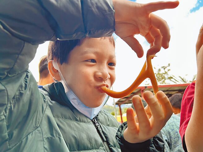 台东县鹿野乡永安村秉持农村传统，全村动员手工制作千份年糕，趁着未放寒假，永安国小师生也共襄盛举。（蔡旻妤摄）