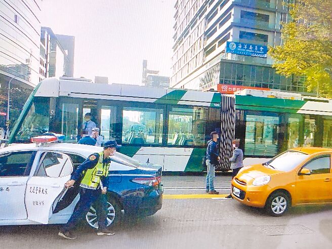 高雄17日发生今年首次轻轨车祸，43岁黄姓女子行经前镇区成功二路、復兴四路口时，未注意右转号志直接右转，撞上正在路口行驶的轻轨列车。（翻摄照片／崔正纲高雄传真）
