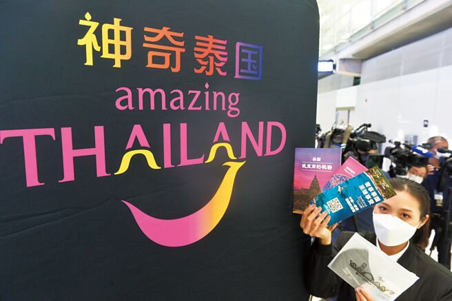 大陸調整出入境政策後，各國對於陸客的態度卻是大相逕庭。圖為泰國舉行歡迎儀式迎接中國旅客。（新華社）