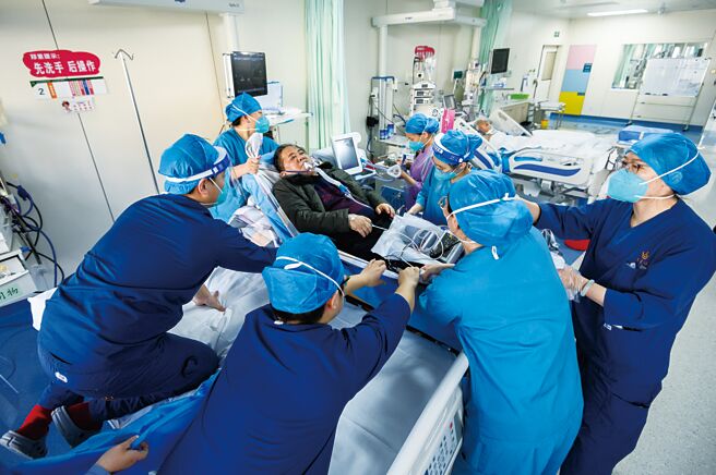 北京大學國家發展研究院馬京晶報告課題團隊近日發布《新冠疫情感染報告》顯示，截至1月11日，大陸新冠感染率累積約達到64％，感染人數累積約9億。（中新社）