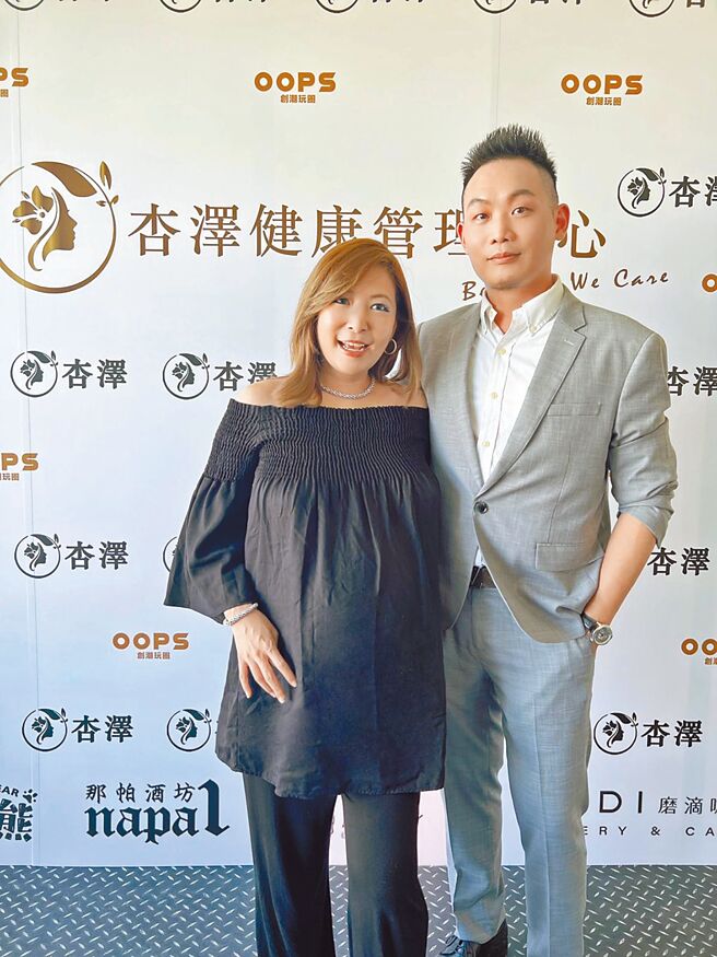 小金（右）心疼Makiyo产后不适，想一肩担起所有育婴工作。（资料照片）