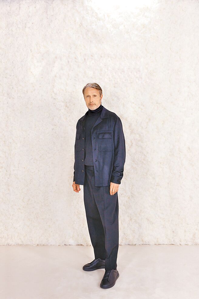 《雙面人魔》邁茲米克森出席Zegna傑尼亞2023冬季系列。（Zegna提供）