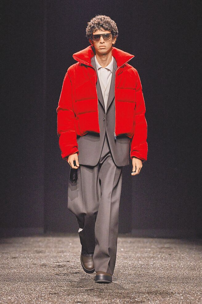 Zegna傑尼亞2023冬季系列運用漿果紅點綴於基本色調當中。（Zegna提供）