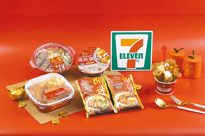 7-11过年鲜食包含「握便当-铁板黑胡椒烤鸡」59元、「御选-精炖红烧牛肉麵」139元等，并换上节令包装增添仪式感。（7-11提供）