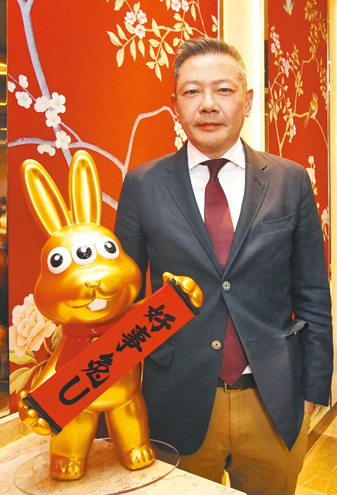 新光三越總經理吳昕陽公布2022年年度業績886億元，較前年成長11.2％，今年再挑戰920億元。（新光三越提供）