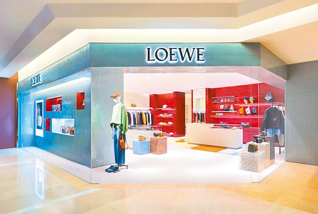LOEWE全台首家男裝專門店，1月中進駐新光三越台中中港店。（新光三越提供）