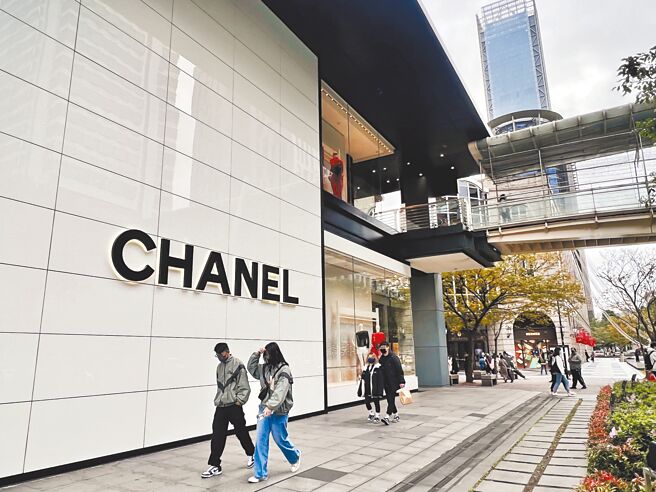 新光三越統計去年精名品業績約成長28％，其中CHANEL、LV等品牌成長率高都是全球前幾名。（吳奕萱攝）