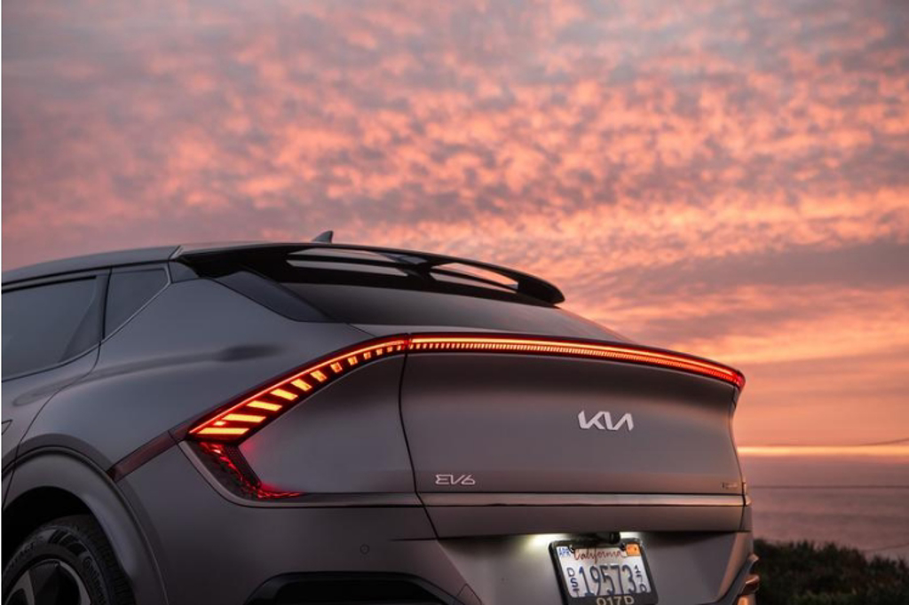 拿獎拿到手軟，Kia EV6 奪得 2023 年北美年度多功能車殊榮 (圖/DDCAR)