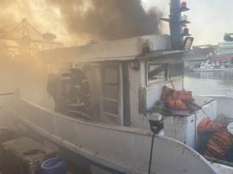 高雄小港漁會前4艘漁船起火 火勢猛烈濃煙直竄天際