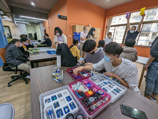 桃园市青年局设立不同主题青创基地，让学子动手体验新科技。(桃园市青年局提供)