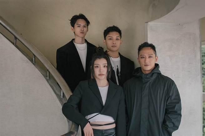 「没有才能」日前拍摄新歌MV，邀来高英轩（右）合作演出。（华研国际提供）