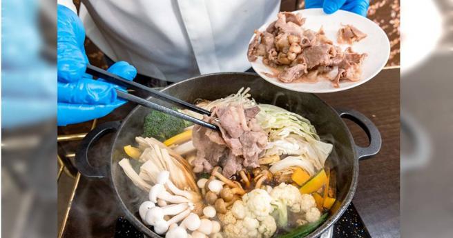 除夕夜满桌的年菜，几乎不可能一次吃完，营养师提醒要注意保存方式与温度，復热后食用才安全。（图／报系资料库）