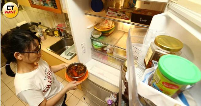 年菜放置冰箱时要避免交叉污染，建议将生食、熟食分层摆放。（图／黄鹏杰摄）