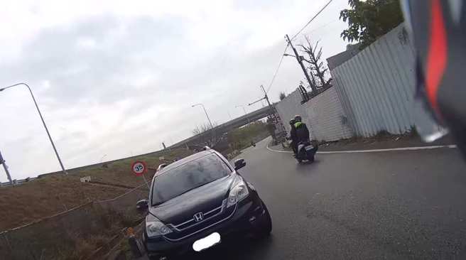 一名骑士在单行道遇见一台逆向汽车。(翻摄自YouTube)