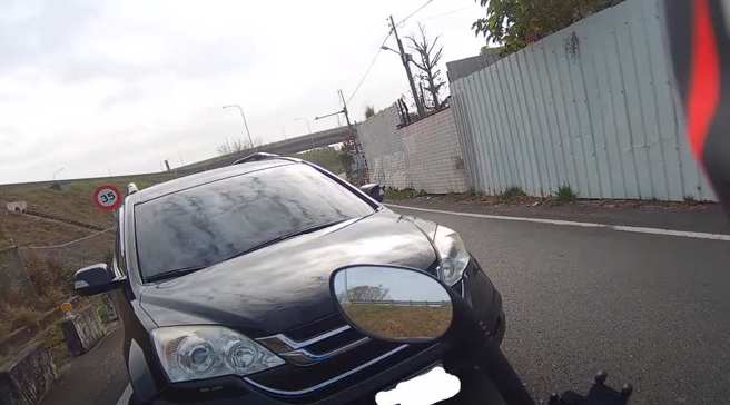 原PO停在车子前，提醒驾驶逆向了要掉头。(翻摄自YouTube)