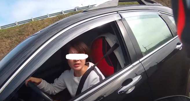 原PO提醒驾驶逆向了掉头，却被女驾驶呛「不然我要怎么过去啦」。(翻摄自YouTube)