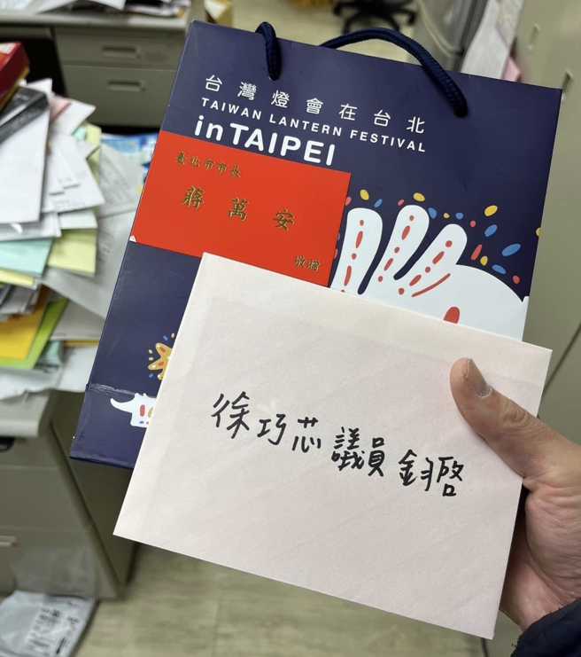 圖為蔣萬安送給徐巧芯的新年禮盒。（圖 / 取自徐巧芯臉書）