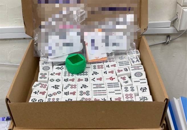 中市妇人劝不回沉迷赌海老公，向警举发赌场，警方查获经营人及赌客10多人。（警方提供／陈淑芬台中传真）