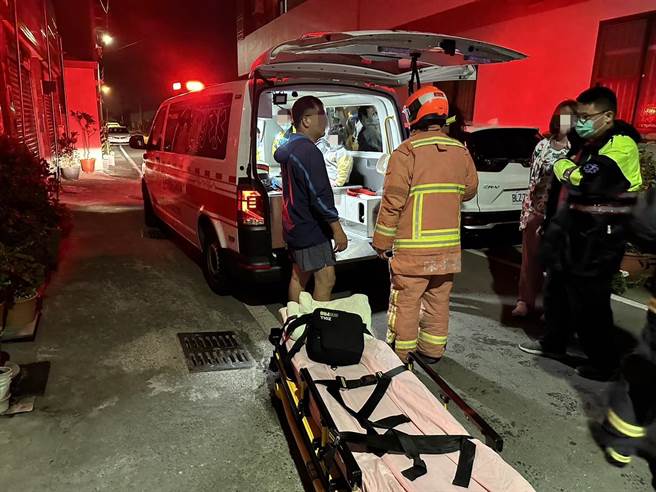 台中市龍井區舊車路3樓透天厝18日深夜傳出火警，台中市消防局23時35分獲報立即前往搶救，消防人員於現場救出2名大人及2名孩童皆無外傷，無需送醫。（台中市消防局提供／潘虹恩台中傳真）