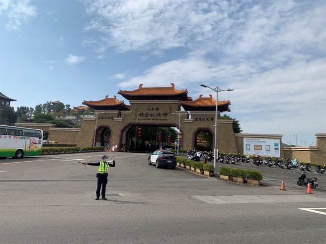 佛光山自农历大年初一（22日）起于佛陀纪念馆举办平安灯法会，迎新纳福，仁武分局预估佛陀纪念馆周边道路将涌现车潮，为使车流顺畅，将加派警力于明天起实施交通管制及疏导，呼吁民眾遵守交通指挥，共同纾解骤增车流。(仁武分局提供／林雅惠传真)