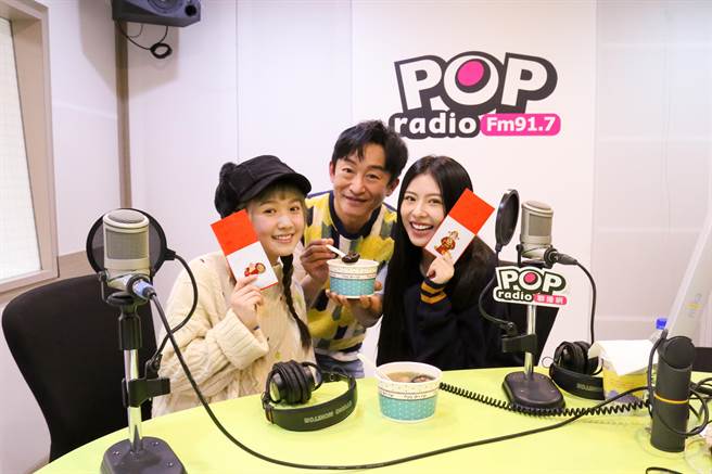 哲緯(中)大方送出紅包及親自熬煮的剝皮辣椒香菇雞湯給嚴正嵐(左)和MIUSA(右)。（POP Radio提供）
