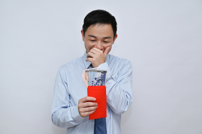 网友说年终领到5.5个月，直呼传产业老板很敢给。（示意图／Shutterstock）