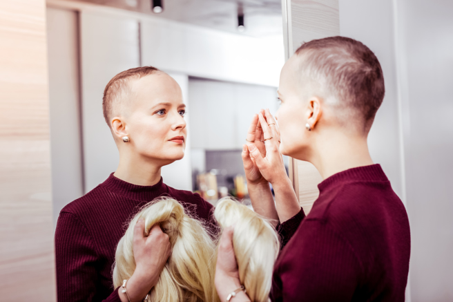 国外一名罹癌女子到理髮店剃头，没想到理髮师见顾客很难过，竟也剃髮陪她当光头。(示意图/达志影像)