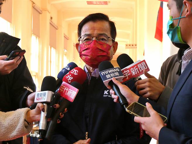 行政院长苏贞昌内阁传今天过后将改组，由前副总统陈建仁与前桃园市长郑文灿搭檔组阁。国民党立委赖士葆说，陈郑配是「高端推销员＋论文抄袭者」大集合。（周志豪摄）