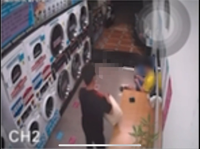 涉案的叶姓男子偷走正妹放在自助洗衣的胸罩内衣，回家狂嗅后反怨：只剩洗衣精味。(戴志扬翻摄)
