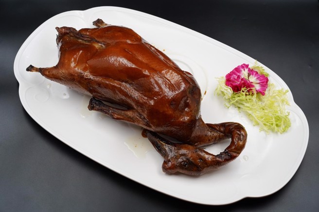 烧鹅是粤菜中的一道传统名菜，烧鹅源于烤鸭，它以整只鹅去翅和头烤制而成。成菜腹含滷汁，滋味醇厚。（图／朱明甫摄）