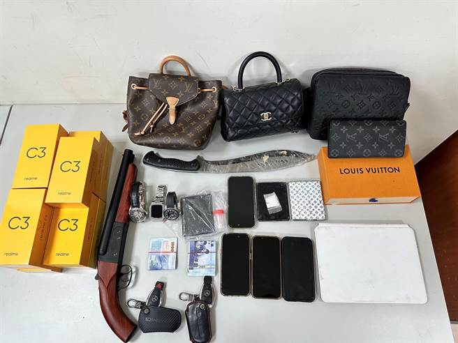 警方查扣的赃证物。(警方提供／林雅惠高雄传真)