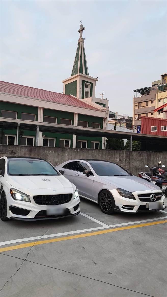 警方查扣的宾士车两台。(警方提供／林雅惠高雄传真)