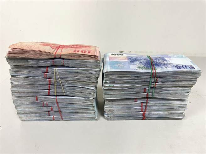 警方查扣的百万现金。(警方提供／林雅惠高雄传真)