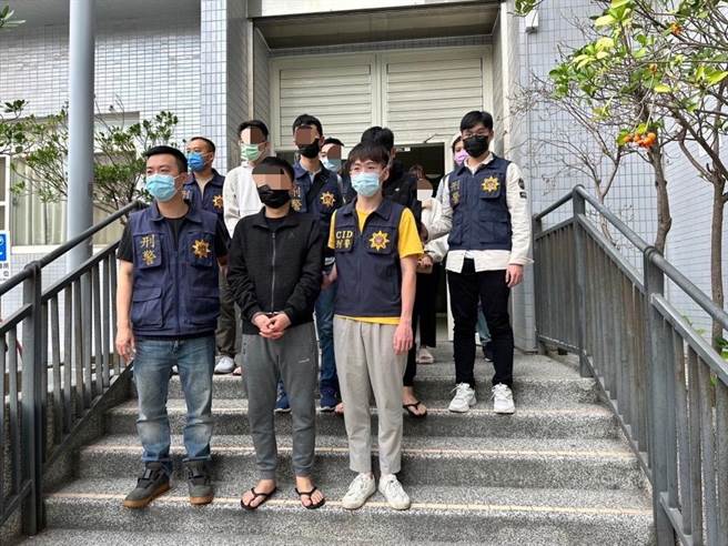 警方将简嫌等4人逮捕到案。(警方提供／林雅惠高雄传真)