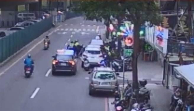 三重河边北街有男子在光天化日下遭人痛殴并遭掳走，所幸警方及时到场将人救出。(黄敬文翻摄)