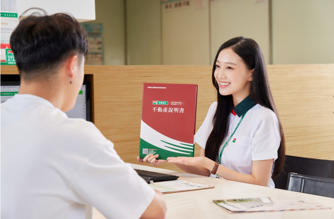 信义房屋提供买卖双方「四大保障，两大安心」，秉持「先义后利」原则照顾消费者权益，盼让消费者更安心成家。（图/信义房屋提供）